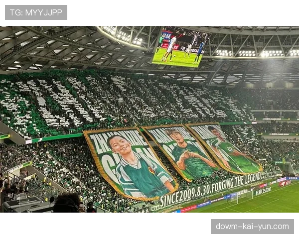 比赛花絮:伯纳乌现场球迷展示TIFO致敬即将退役的克罗斯